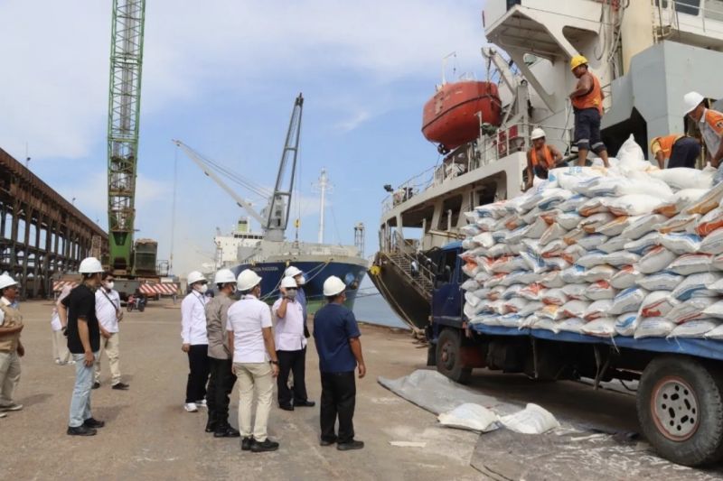 Sebanyak 5.200 ton beras impor asal Myanmar tiba di Dumai 