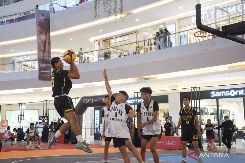 Serunya pertandingan bola basket di dalam mal