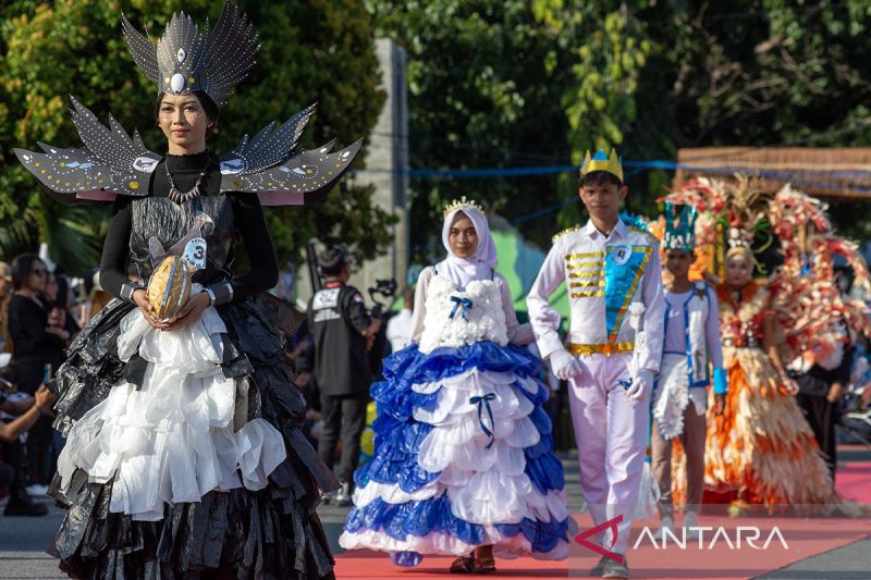 Karnaval busana daur ulang di Banggai