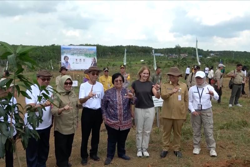 Bersama Kelompok Tani Hutan, Menteri LHK tanam ratusan jenis buah