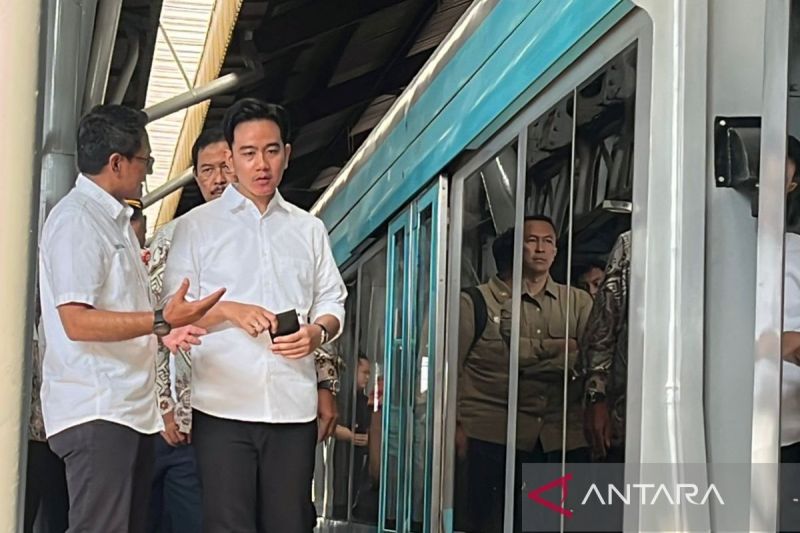 wapres-tinjau-uji-coba-battery-tram-di-stasiun-purwosari