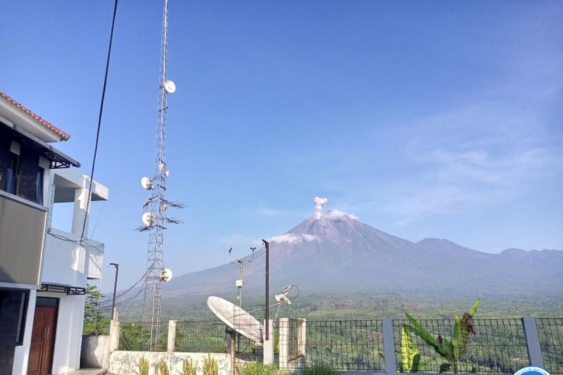 Gunung Semeru erupsi enam kali pada Sabtu pagi