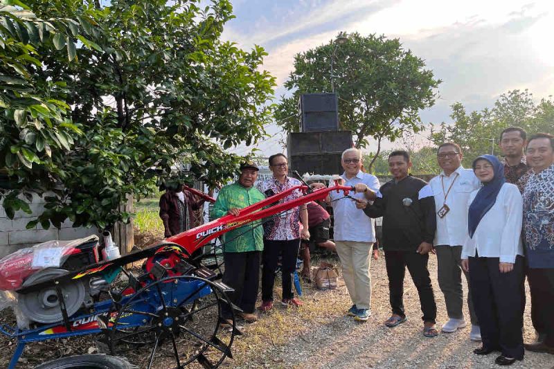 Bulog beri bantuan alat mesin pertanian dukung petani tebu Blora