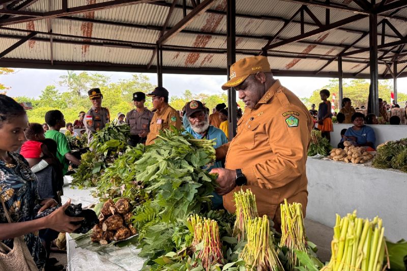 Pj Bupati Nduga resmikan Pasar Nogolaid Tengah tingkatkan ekonomi warga