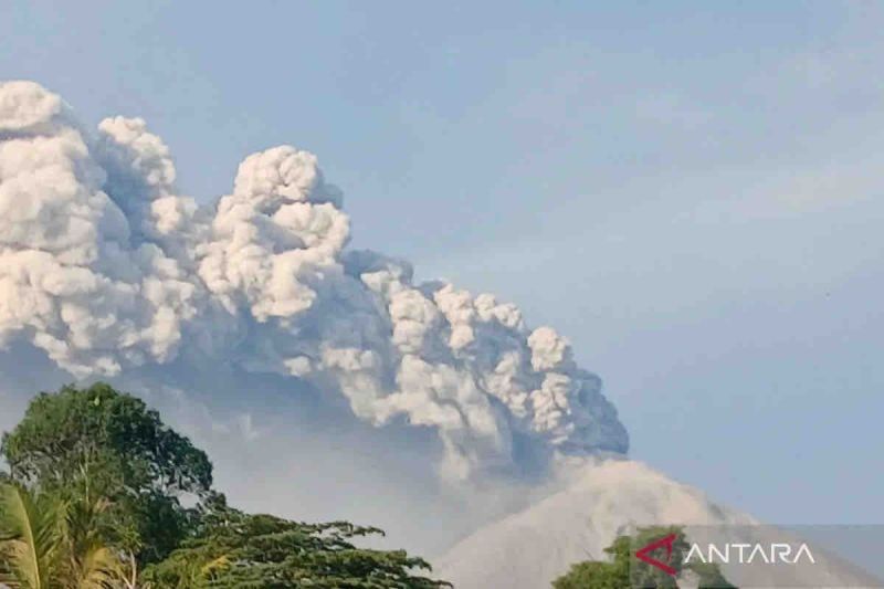 pu-kerahkan-alat-berat-bantu-penanganan-bencana-gunung-lewotobi-ntt