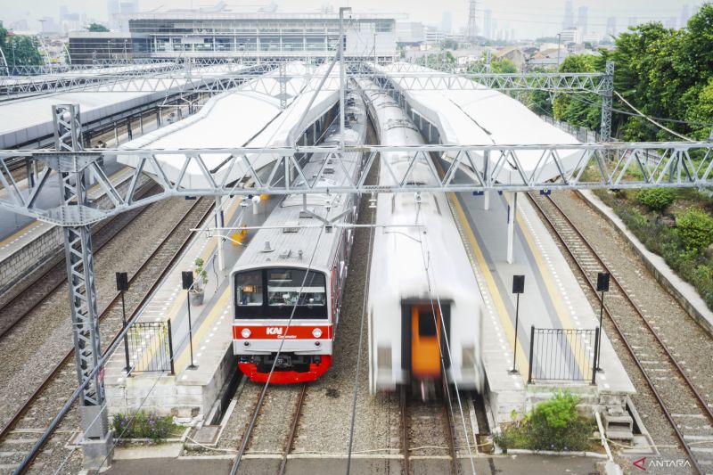 HUT Jakarta, 14 KA jarak jauh berhenti di Stasiun Jatinegara 