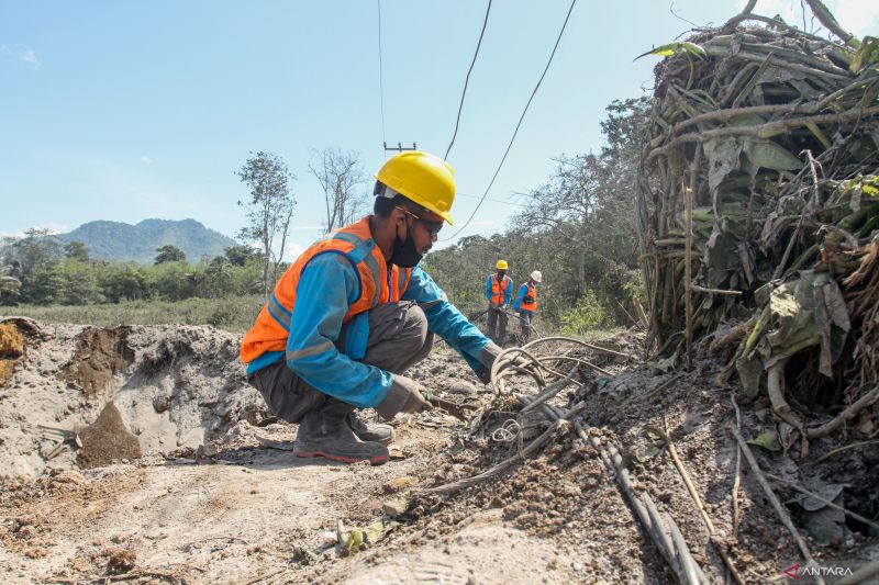 Perbaikan jaringan listrik akibat erupsi Gunung Lewotobi