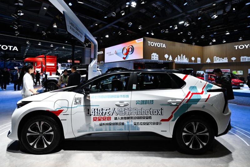 Beragam mobil tarik perhatian pengunjung dalam CIIE ke-7 di Shanghai