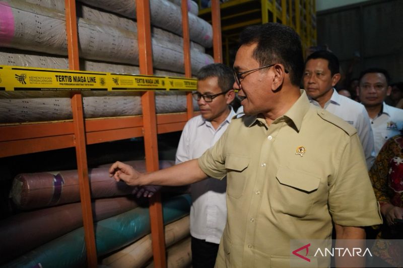 kemendag-ekspos-gulungan-kain-impor-ilegal-senilai-rp90-miliar