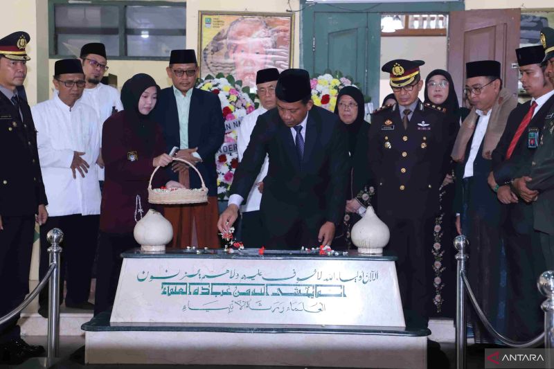 Pemkab Bekasi tabur bunga di makam pahlawan nasional Noer Ali