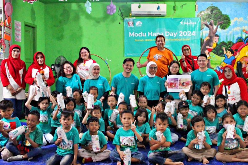 Hana Bank berbagi makanan sekaligus beri edukasi keuangan