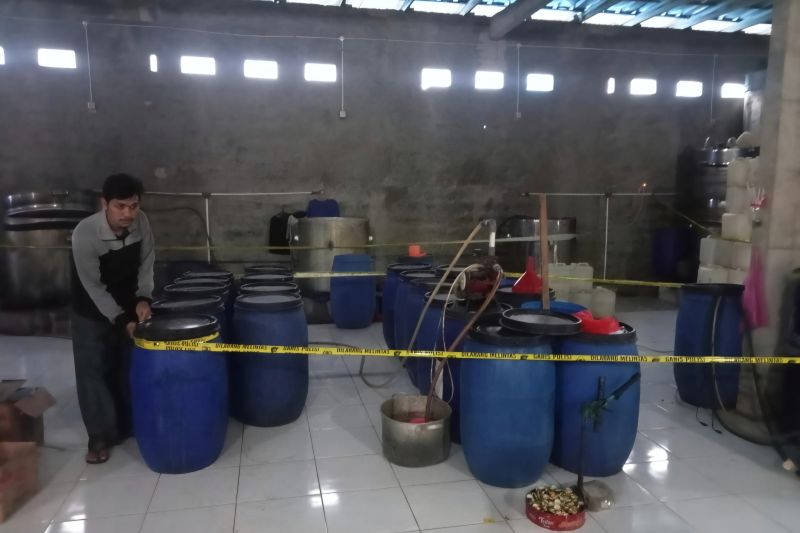 Polisi ungkap gudang pembuatan minuman keras di Tangerang Selatan