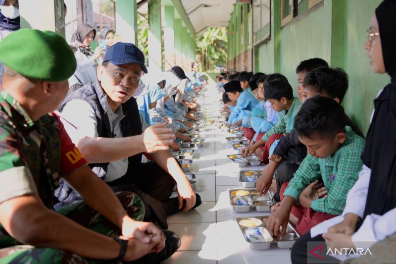 Menkop pantau langsung uji coba program MBG di Sukabumi