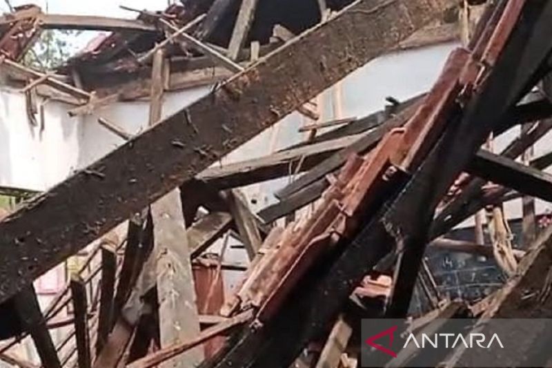 Ruang kelas SDN 3 Cikidang Sukabumi ambruk saat KBM berlangsung