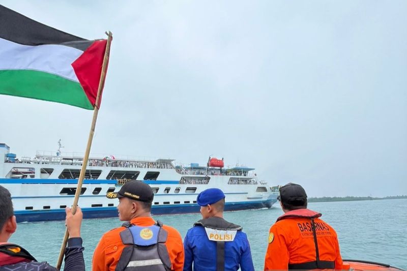 Tim SAR Pastikan keselamatan peserta pengibaran bendera di Selat Sunda