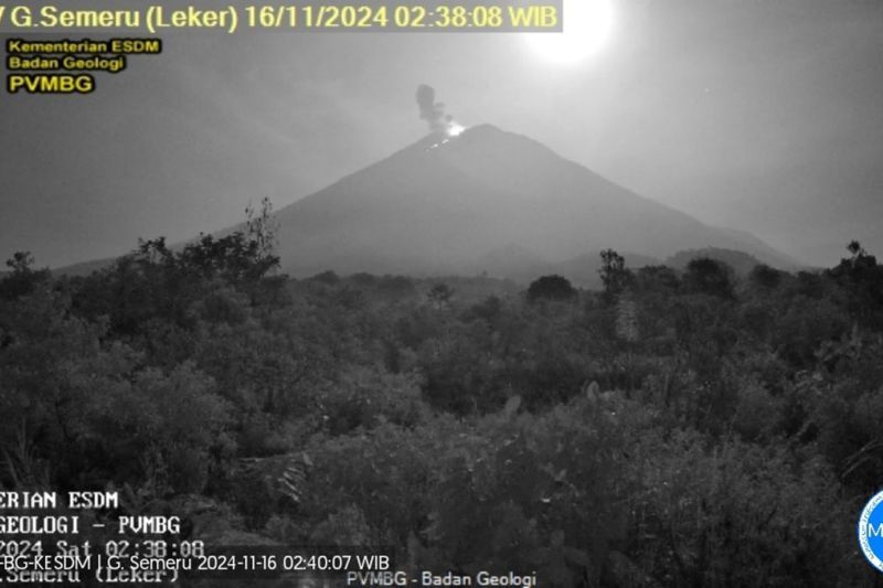 Gunung Semeru beberapa kali erupsi pada Sabtu pagi