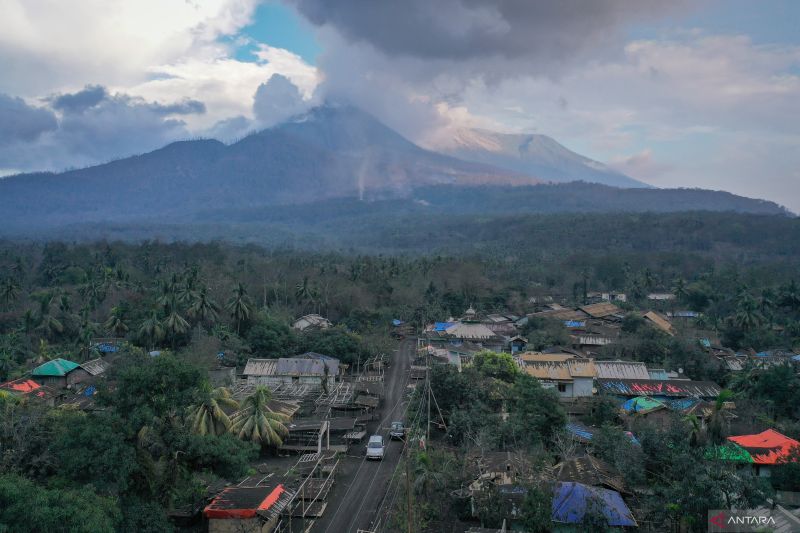 Kemarin, beberapa gunung alami erupsi hingga bantuan untuk Lewotobi 