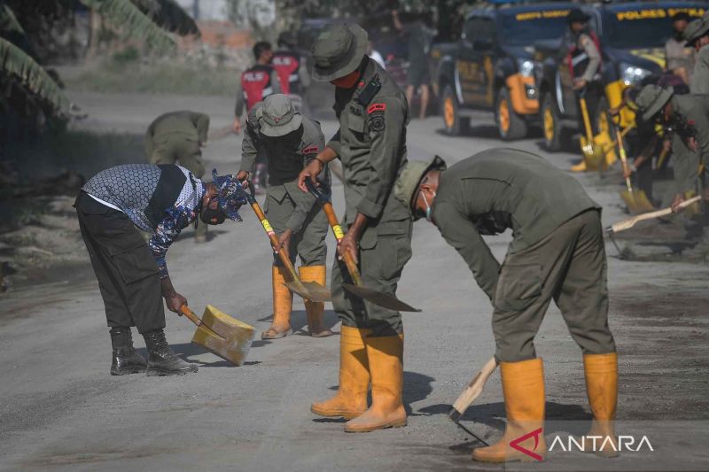 Polisi bersihkan tumpukan pasir vulkanis erupsi Gunung Lewotobi di jalan Trans Flores