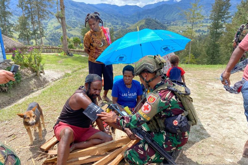 Satgas Habema sempatkan cek kesehatan warga saat patroli di Ilaga