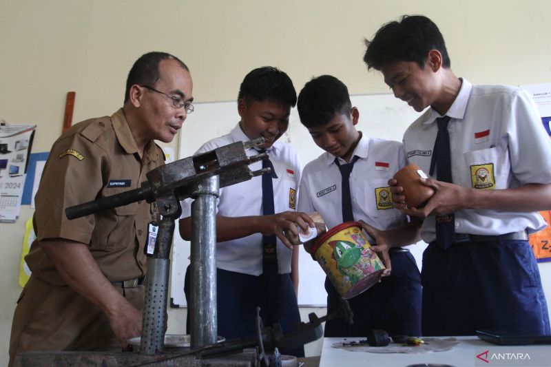 Guru SMPN 30 Kota Malang ciptakan inovasi brikomek ramah lingkungan