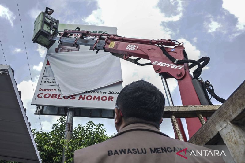 Bawaslu menertibkan alat peraga kampanye yang tidak sesuai peraturan