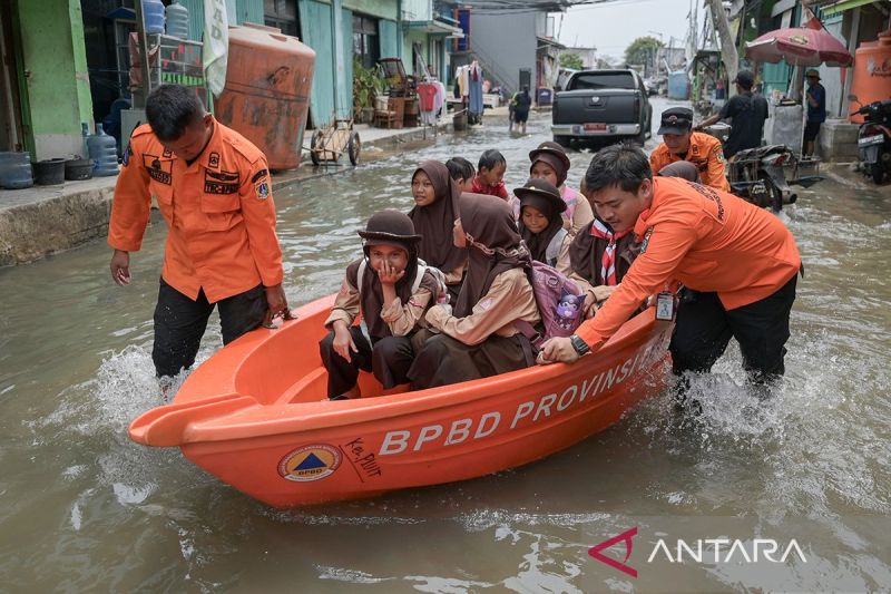 Banjir rob masih genangi pemukiman warga Muara Angke, Jakarta