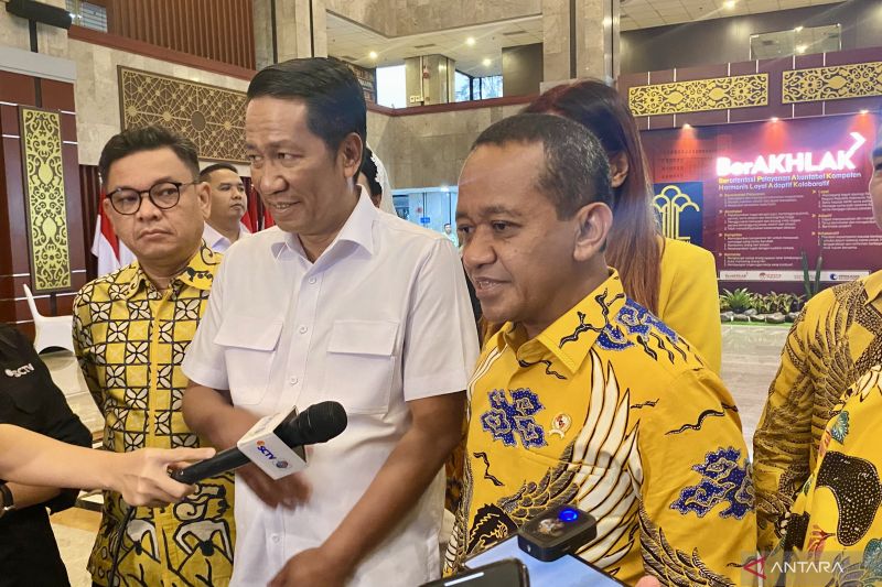 Menkum serahkan SK pengurus baru Partai Golkar kepada Bahlil