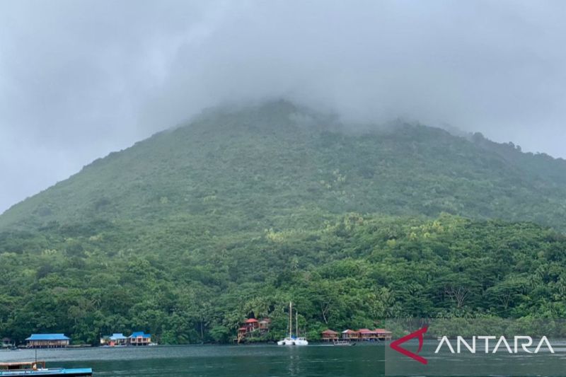 Pemkab Malteng imbau warga tetap tenang atas aktivitas gunung Banda