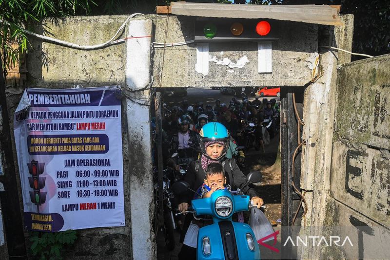 Jalur alternatif dengan traffic light di Tangerang Selatan