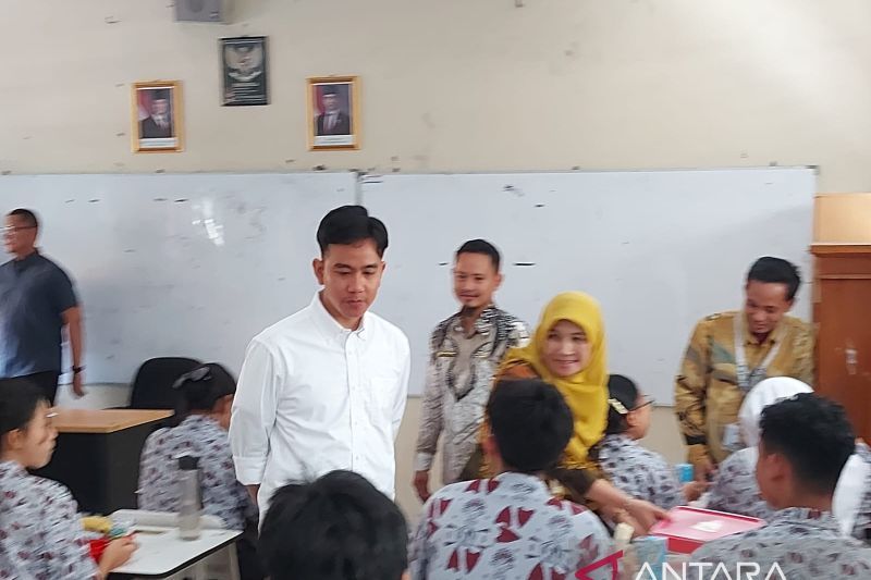 Wapres tinjau makan bergizi gratis di SMKN 3 Kota Tangerang