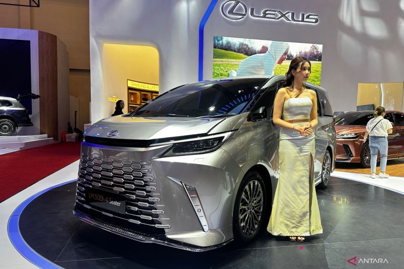 lexus-luncurkan-mpv-hybrid-lm-500h