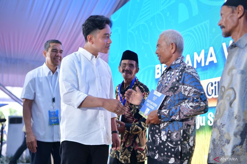 wapres-serahkan-bantuan-pupuk-nonsubsidi-kepada-kelompok-tani-jateng