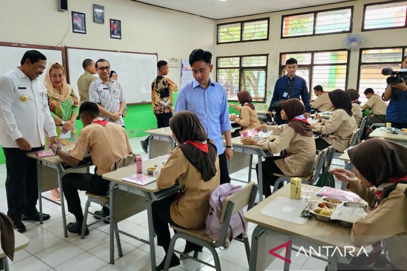 Wapres cek uji coba makan bergizi di SMKN 7 Semarang