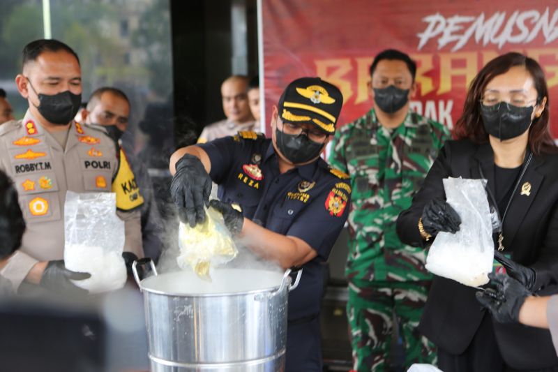 Pemusnahan 400 Gram Sabu dan 210 Butir Ekstasi Hasil Penindakan Bea Cukai dan Polri di Karimun