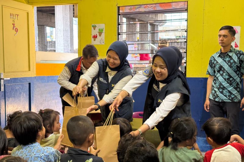 Dukung Program Presiden Prabowo, Jelang HUT ke-78 DAMRI Bagikan Makan Gratis dan Santunan