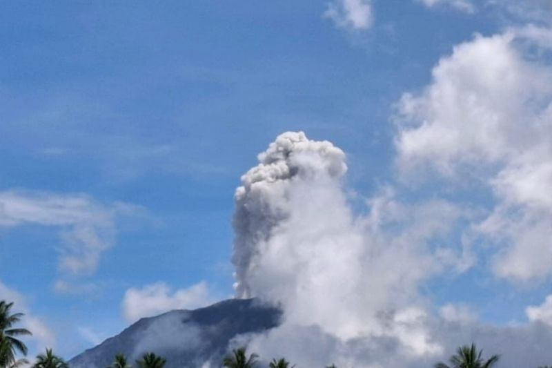 Warga dilarang beraktivitas dalam radius 4 kilometer dari Gunung Ibu