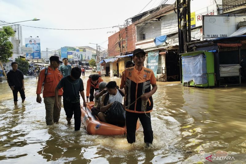 BPBD Kabupaten Bandung dirikan tenda bagi pengungsi korban banjir