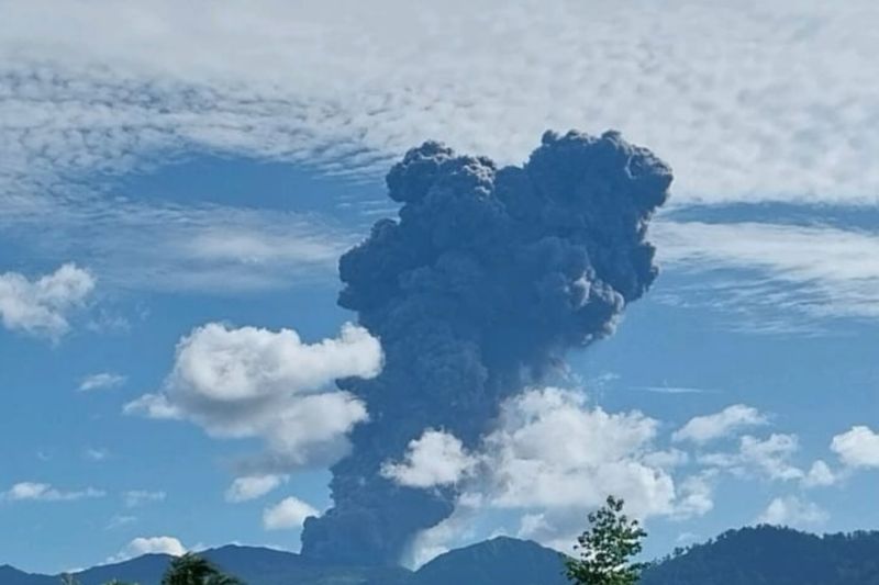 Gunung Dukono di Halmahera Utara kembali erupsi 