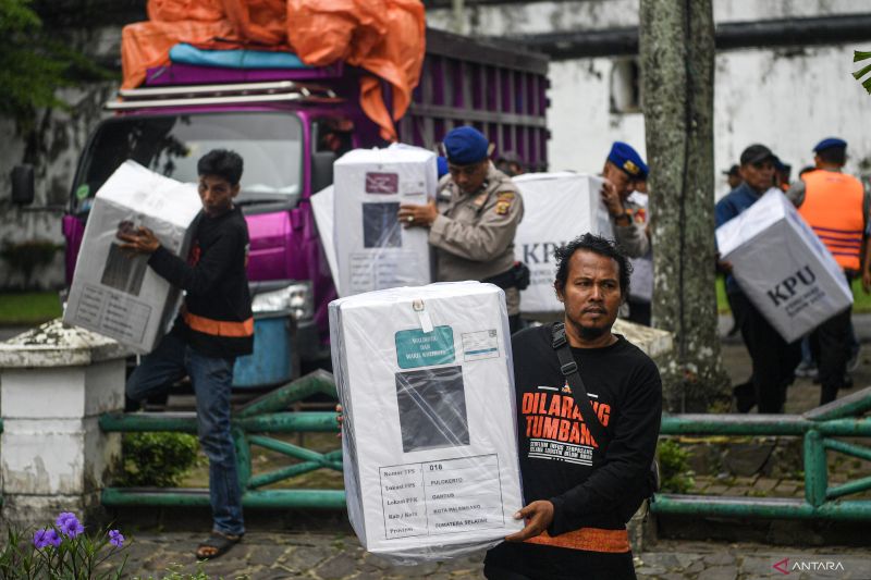 Distribusi logistik Pilkada ke daerah perairan sungai Musi