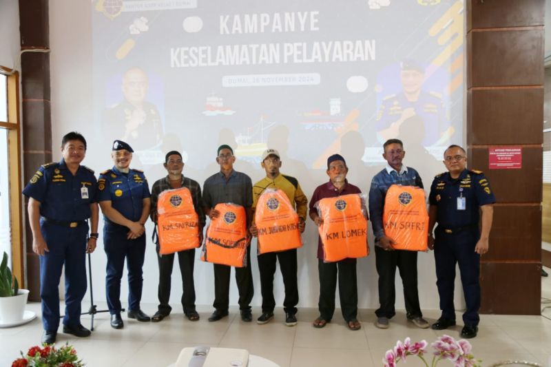 kemenhub-bagikan-200-jaket-keselamatan-di-perairan-dumai