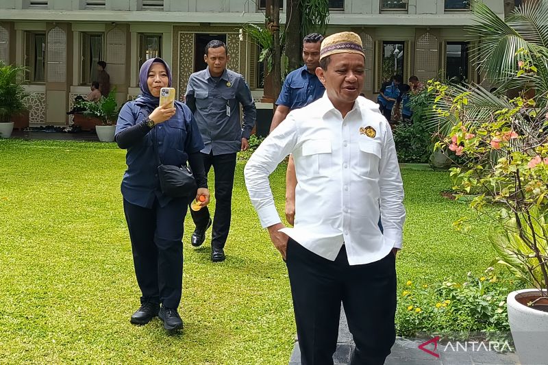 menteri-bahlil-pastikan-percepat-hilirisasi-bauksit