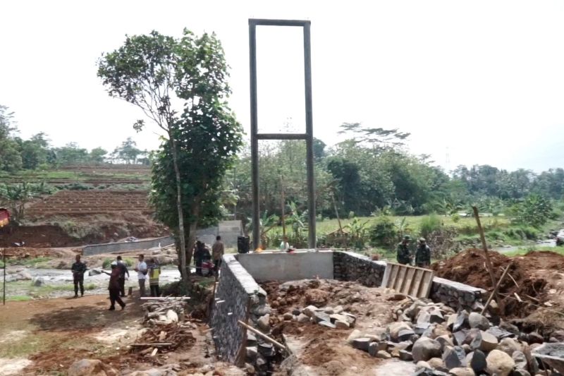 akhirnya-jembatan-gantung-desa-kranggan-di-batang-dibangun