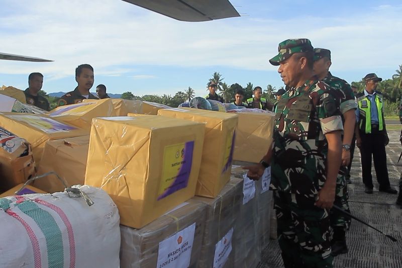 Bantuan dari Panglima TNI langsung disalurkan ke pengungsi Lewotobi