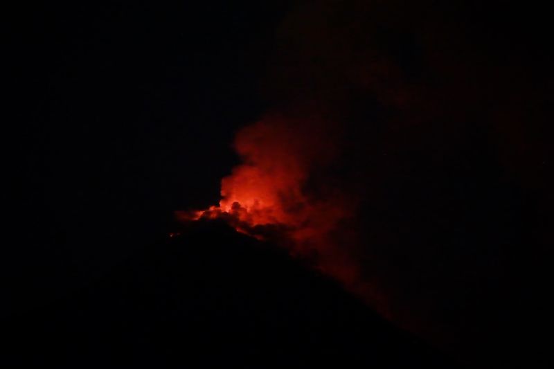 Gunung Lewotobi Laki-Laki semburkan lava pijar