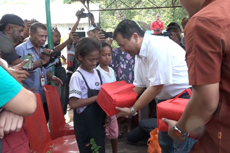 Panitia Natal Nasional beri bantuan sosial untuk pengungsi Lewotobi