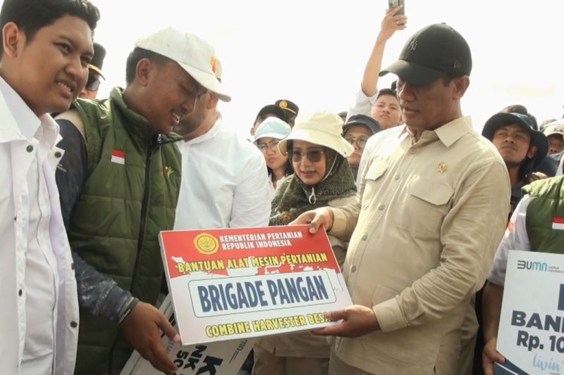 mentan-serahkan-kur-mikro-dan-alsintan-bagi-brigade-pangan-di-kapuas