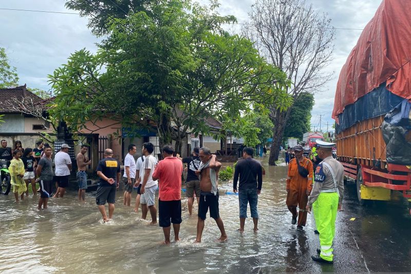 Polisi atur lalu lintas Jalan Denpasar-Gilimanuk yang terendam banjir