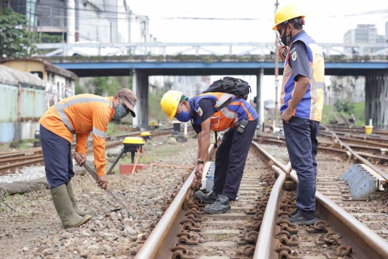 KAI tingkatkan pengawasan jalur rel kereta hadapi musim penghujan