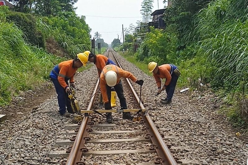 Jelang Nataru, KAI Terus Upayakan Penggantian Bantalan dengan Sintetis dan Catat Penjualan 710.694 Tiket