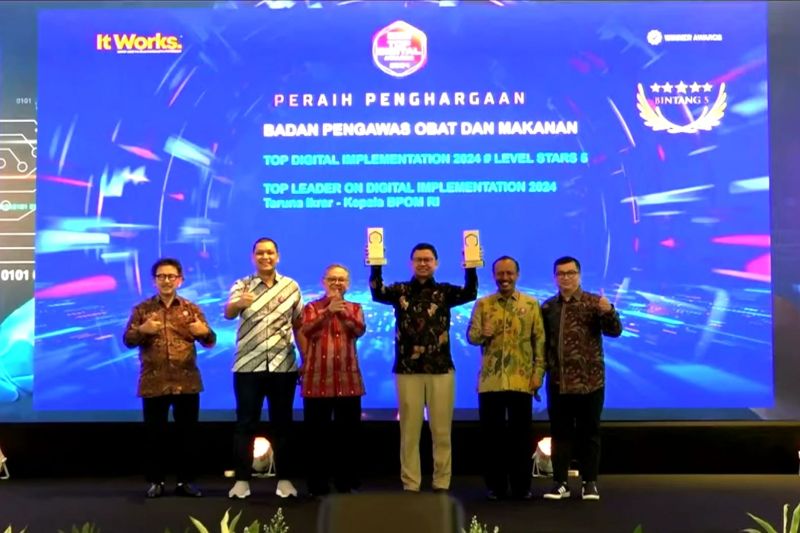 Kepala BPOM Taruna Ikrar Raih Penghargaan Top Digital Awards 2024